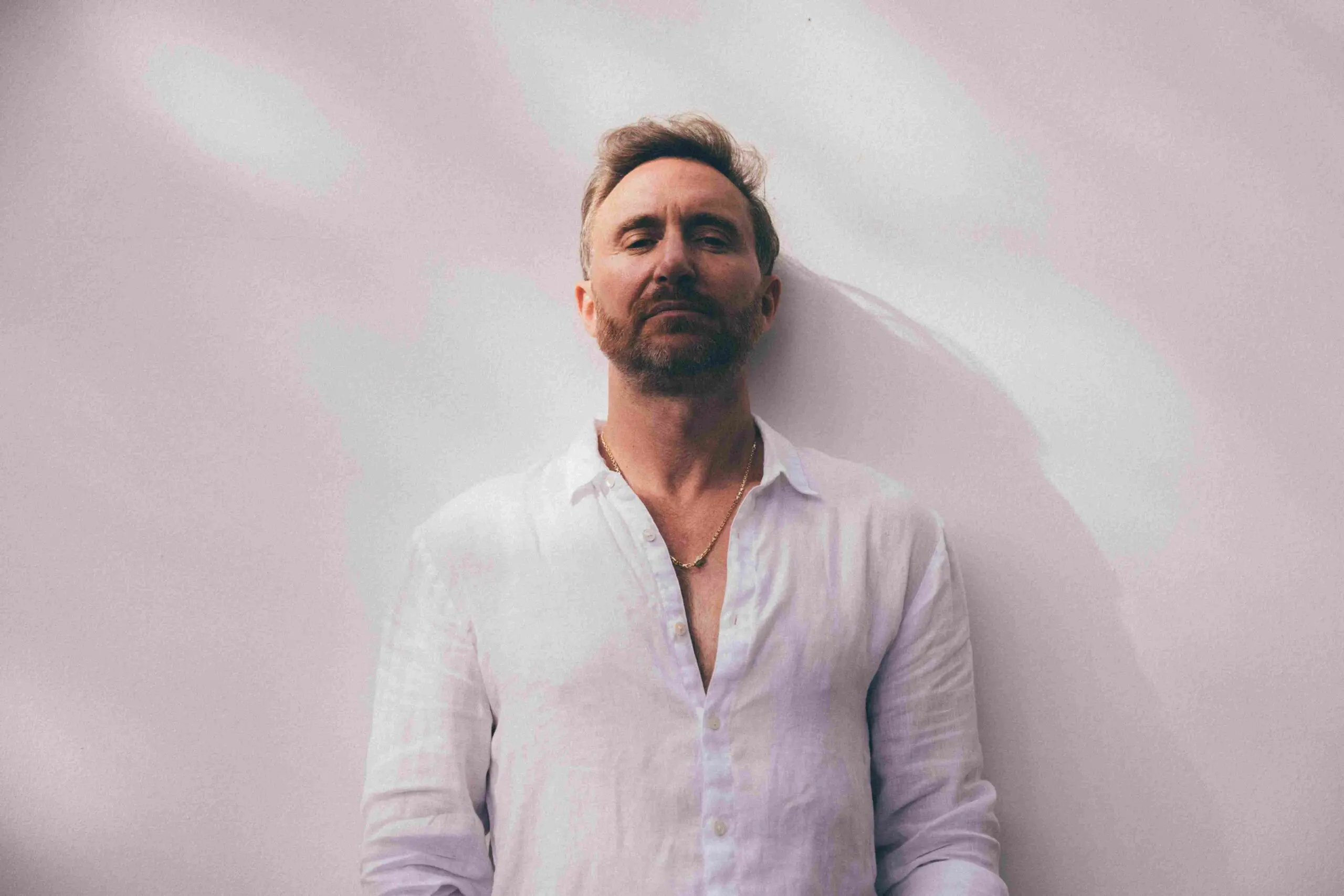 Banner publicitario del concierto de David Guetta en la FNSM